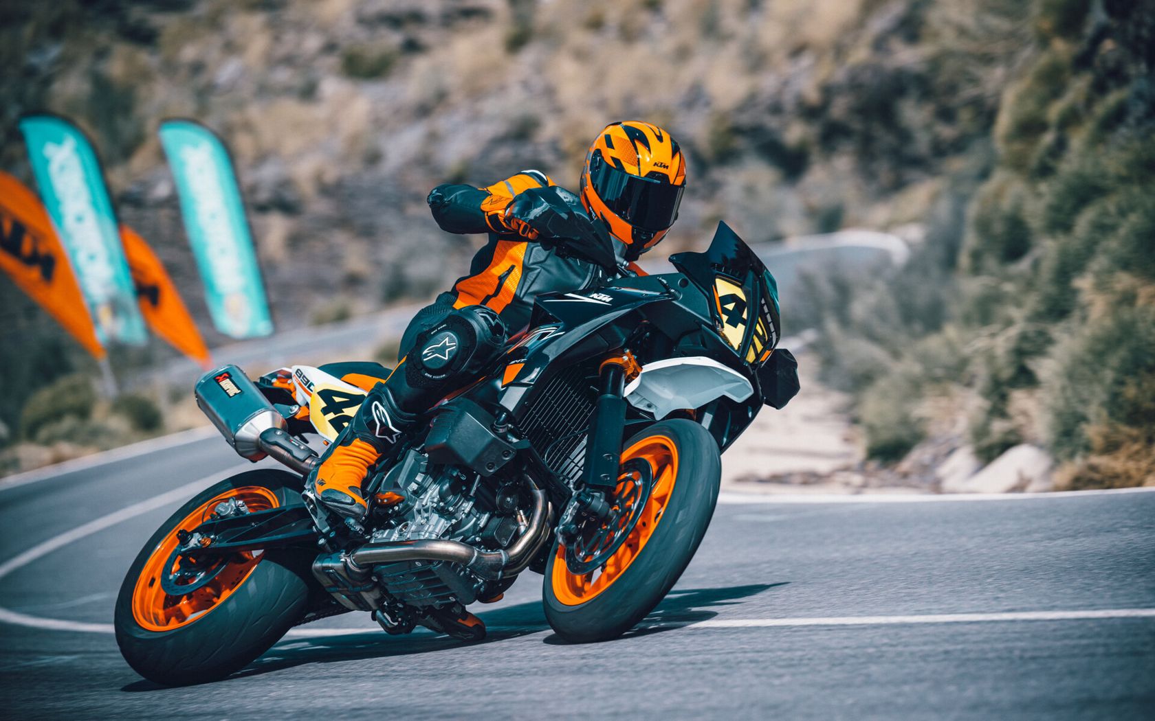 KTM 890 SMT 2024 sur l'angle