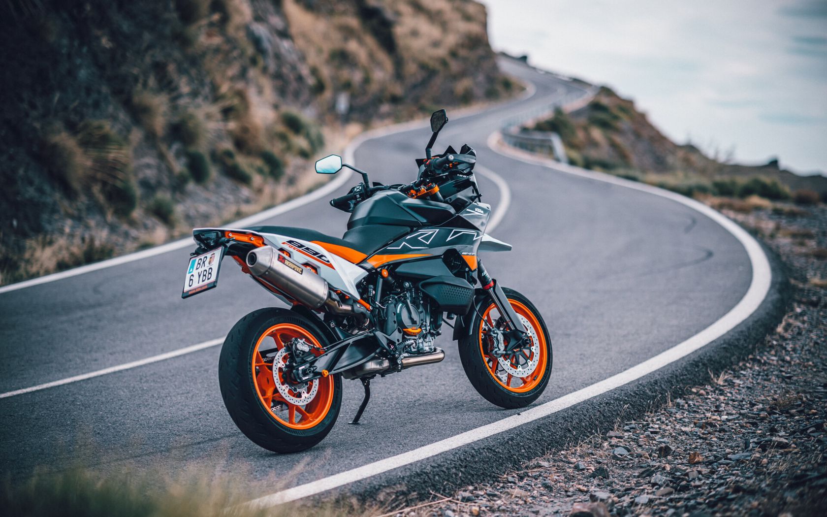 KTM 890 SMT 2024 vue arrière droit