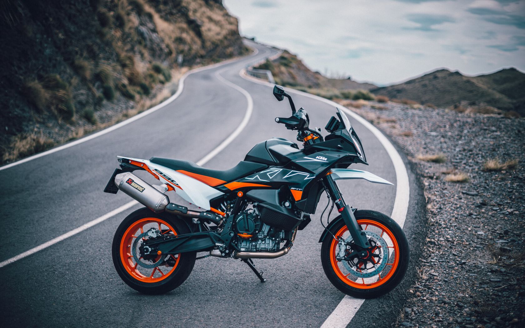 KTM 890 SMT 2024 vue de profil