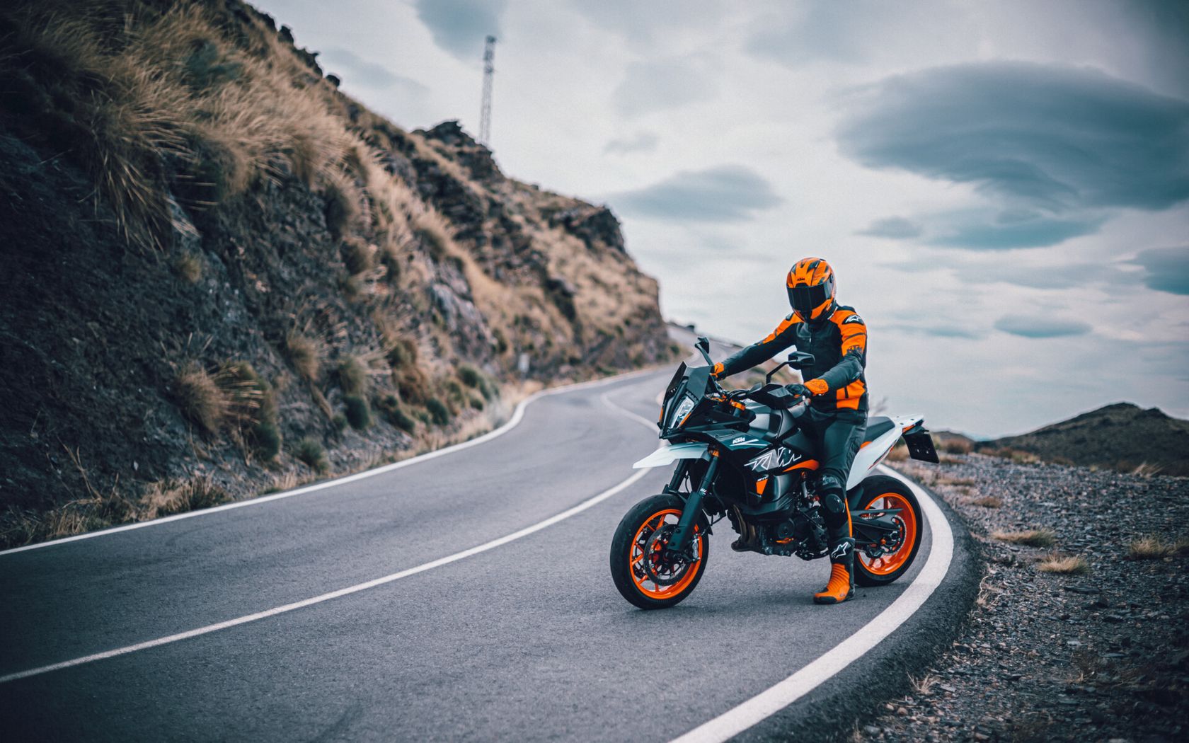 KTM 890 SMT 2024 en statique