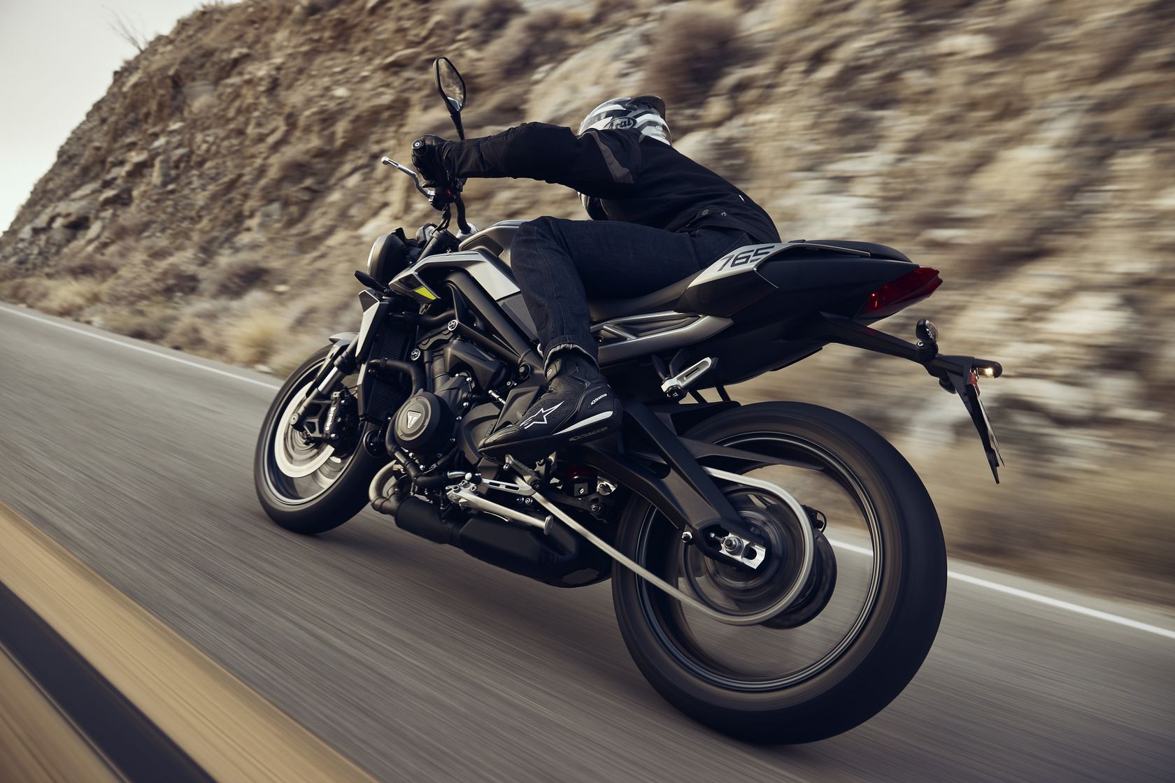 Triumph Street Triple 675 R 2024 de profil arrière