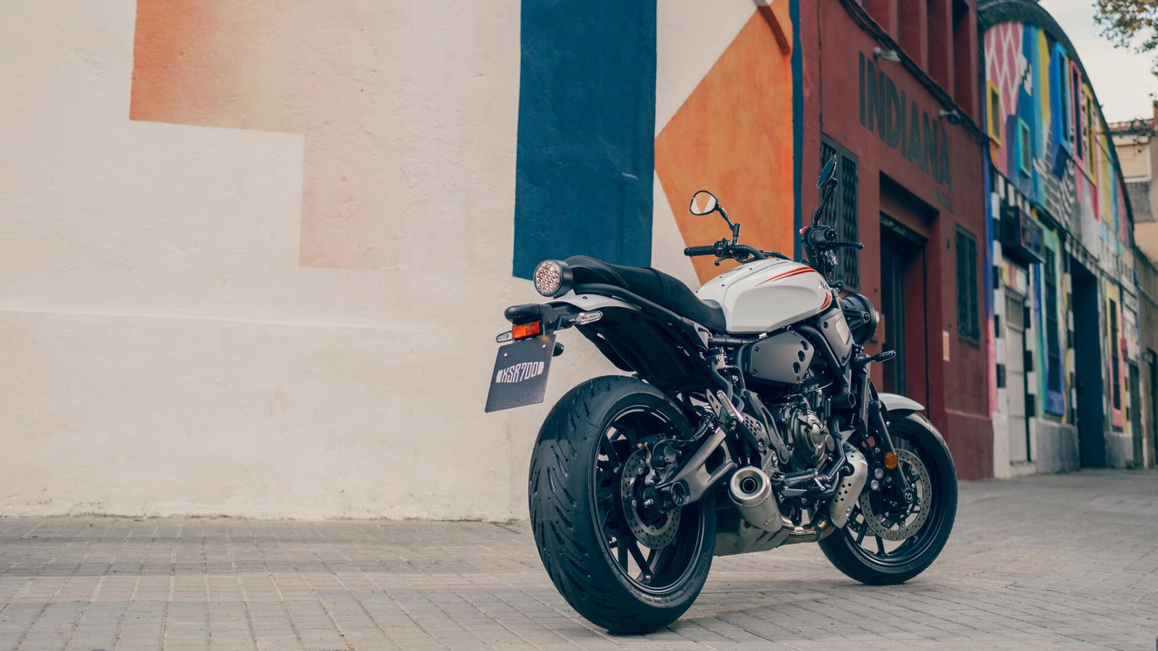 Yamaha XSR700 2024 vue arrière droit