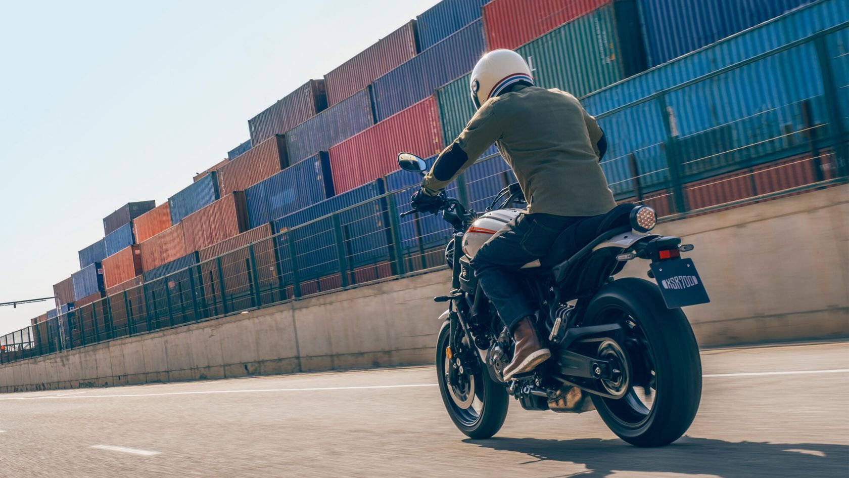 Yamaha XSR700 2024 vue arrière gauche