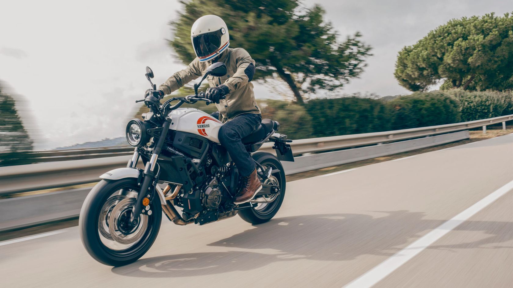 Yamaha XSR700 2024 vue avant droit