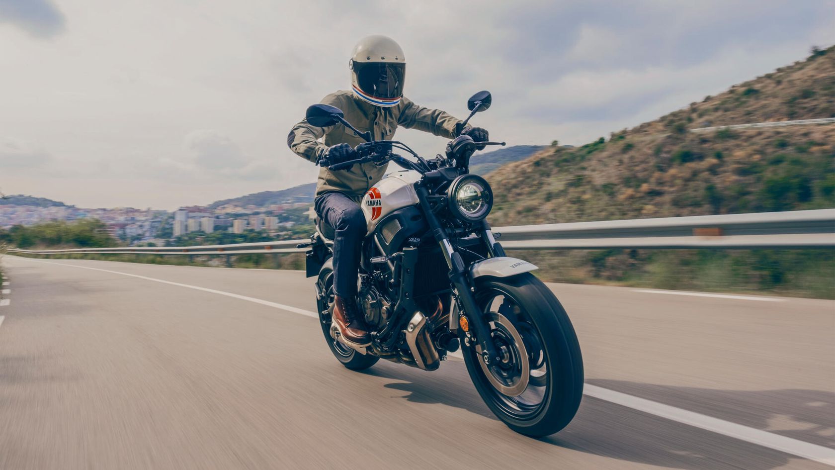 Yamaha XSR700 2024 sur route