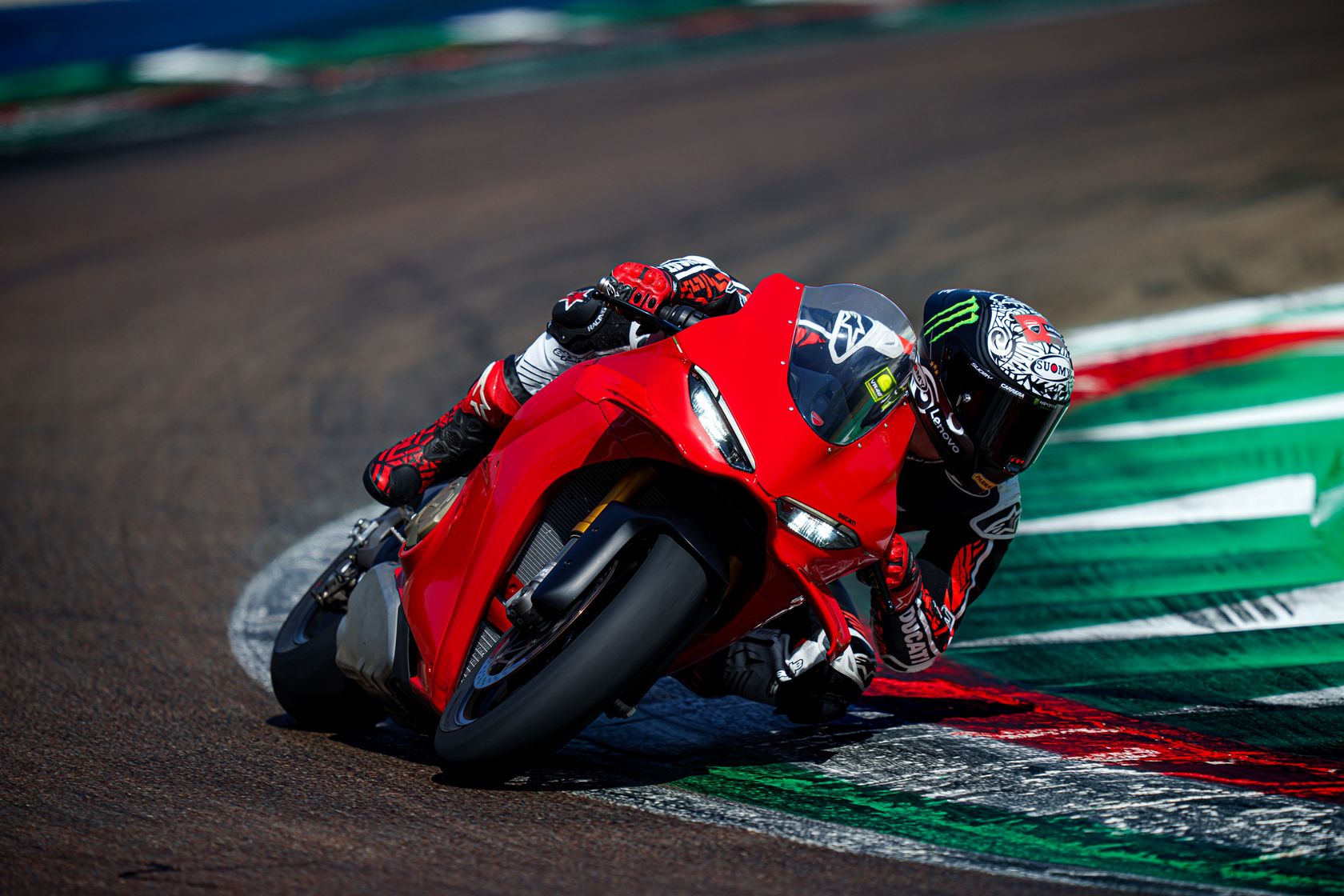 Ducati Panigale V4 2025 en action