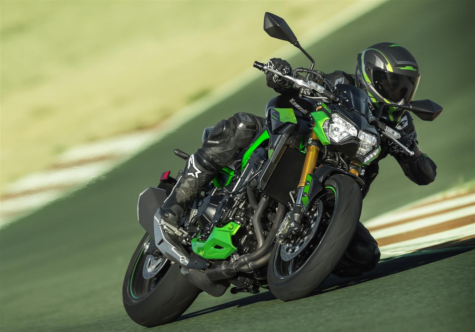 Kawasaki Z900 SE 2024 sur l'angle