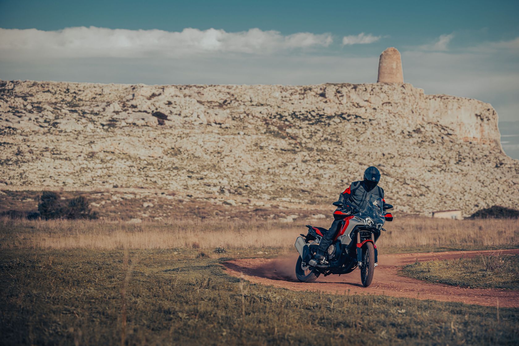 MV Agusta LXP Enduro Veloce 2024 sur piste