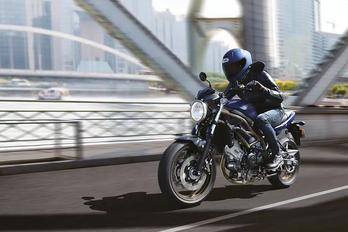 Suzuki SV650 2024 vue avant gauche