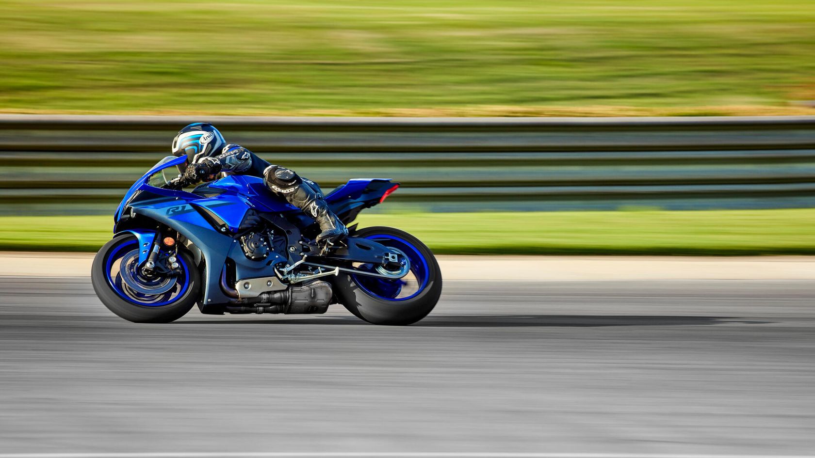 Yamaha R1 2024 en virage