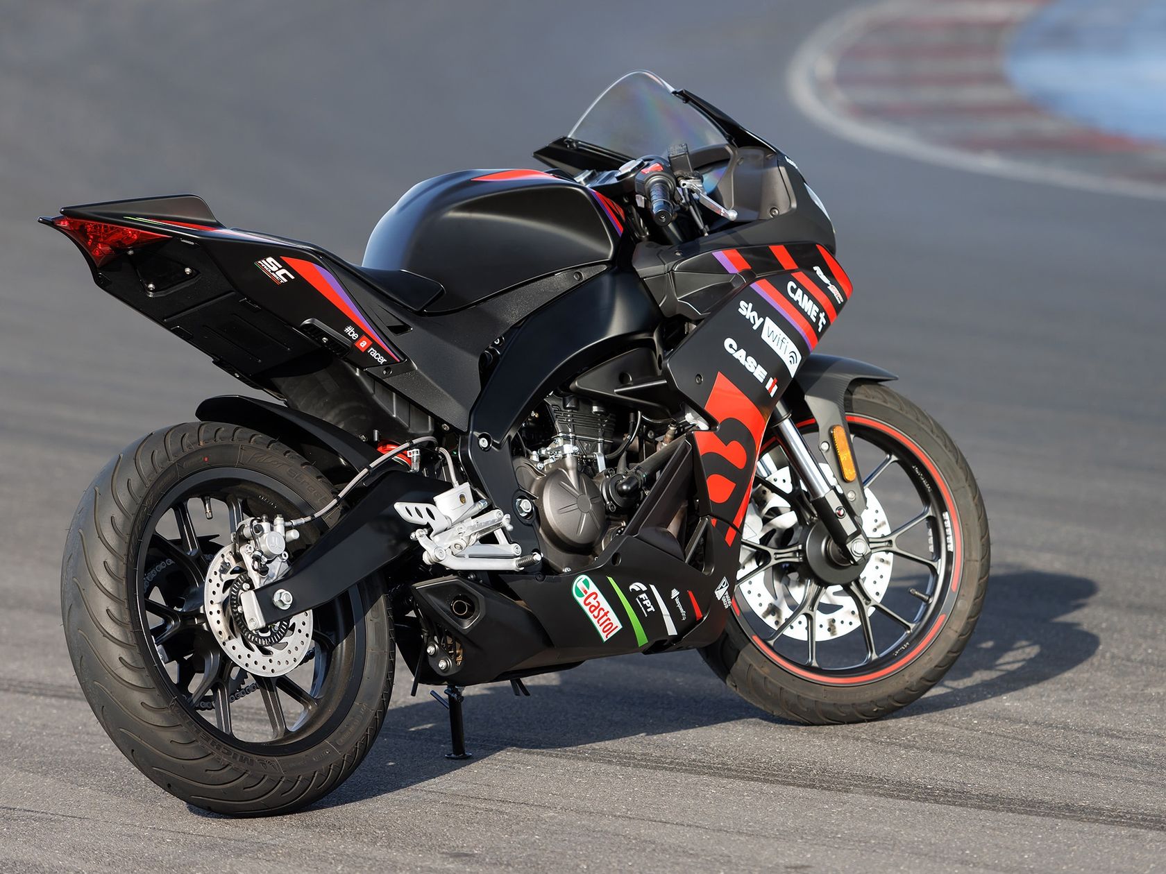 Aprilia RS 125 2024 vue arrière droit