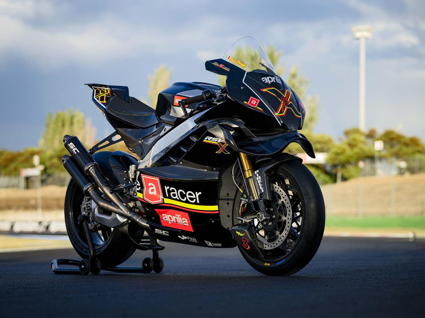 Aprilia RSV4 X Ex3ma 2025 en statique