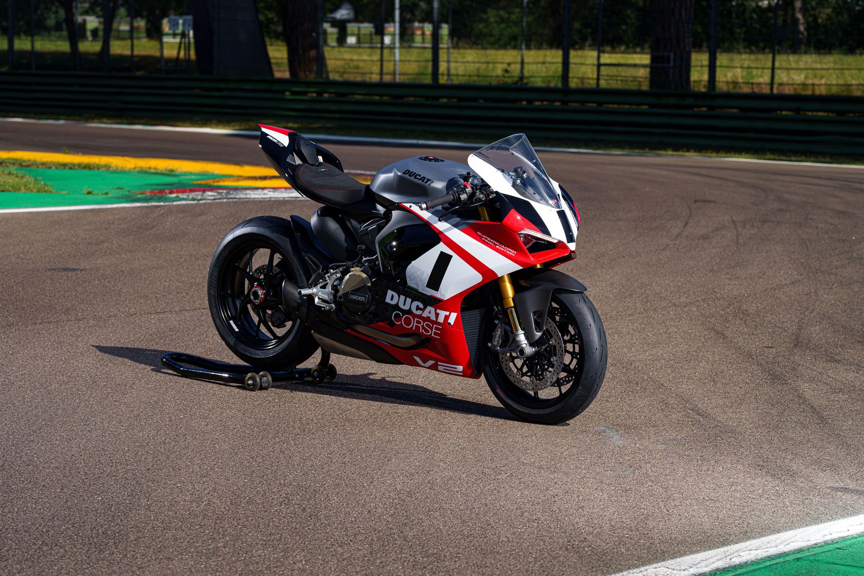 Ducati Panigale V2 Superquadro Final Edition vue avant droit