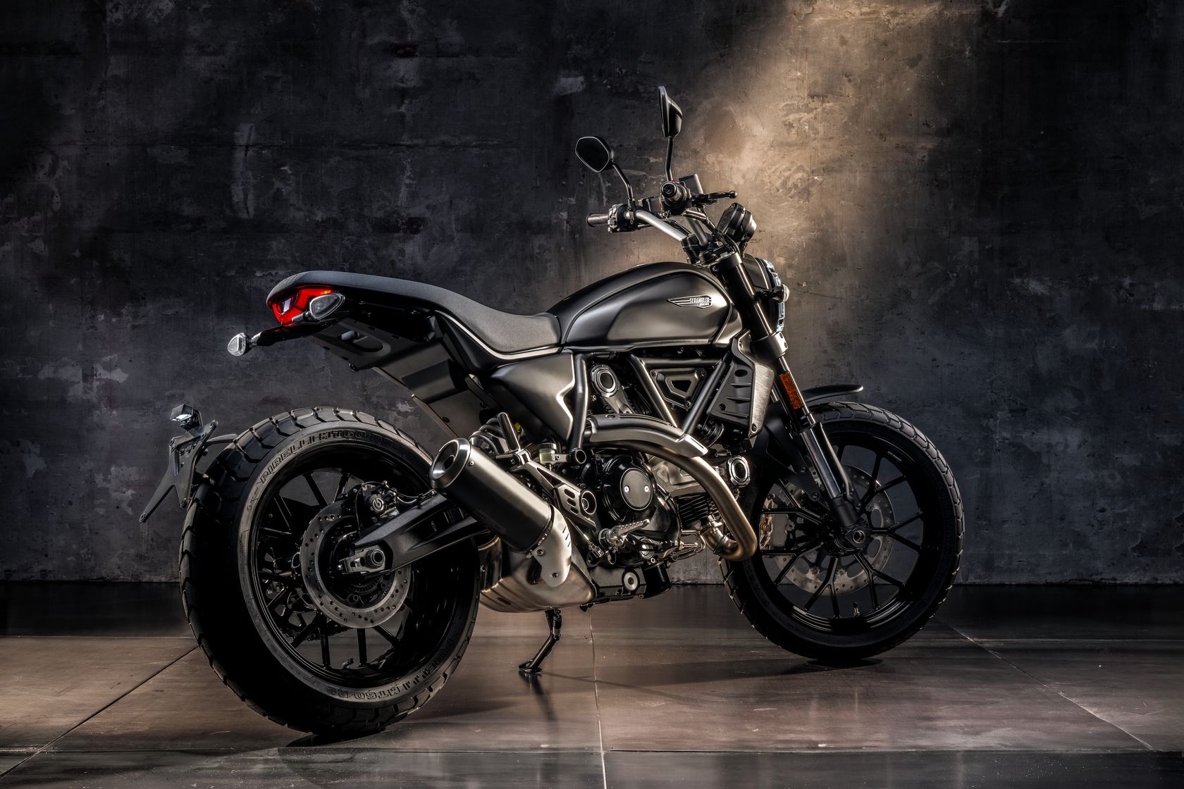 Ducati Scrambler Icon Dark 2025 vue arriere droit