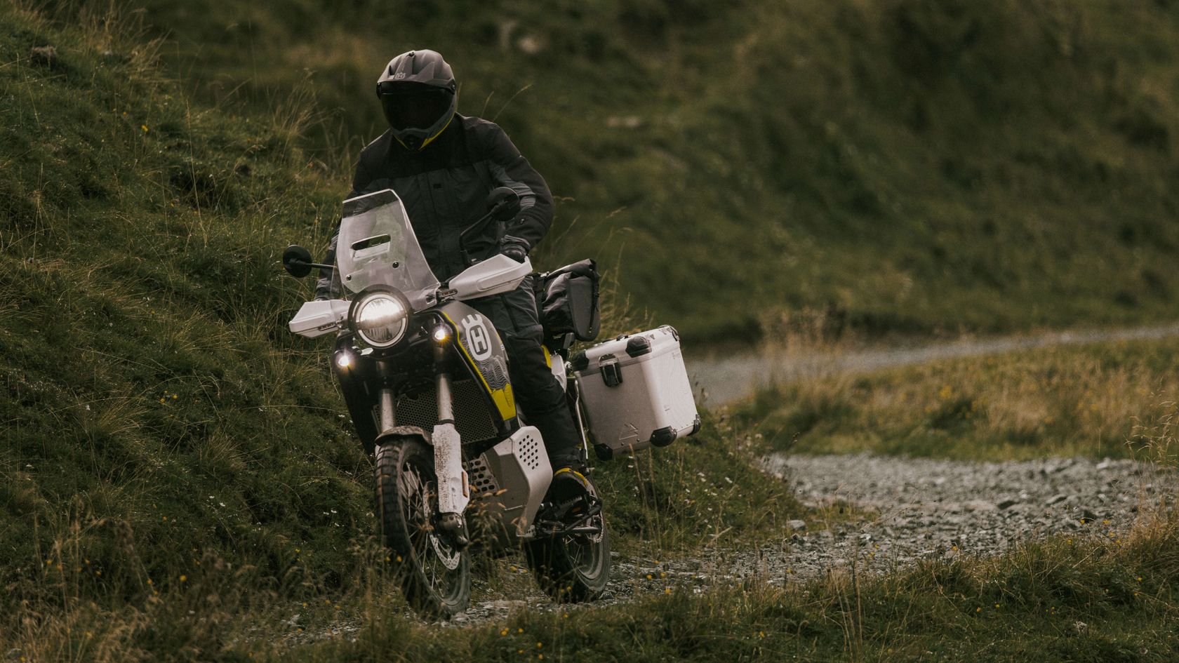 Husqvarna Norden 901 Expedition 2025 en position debout