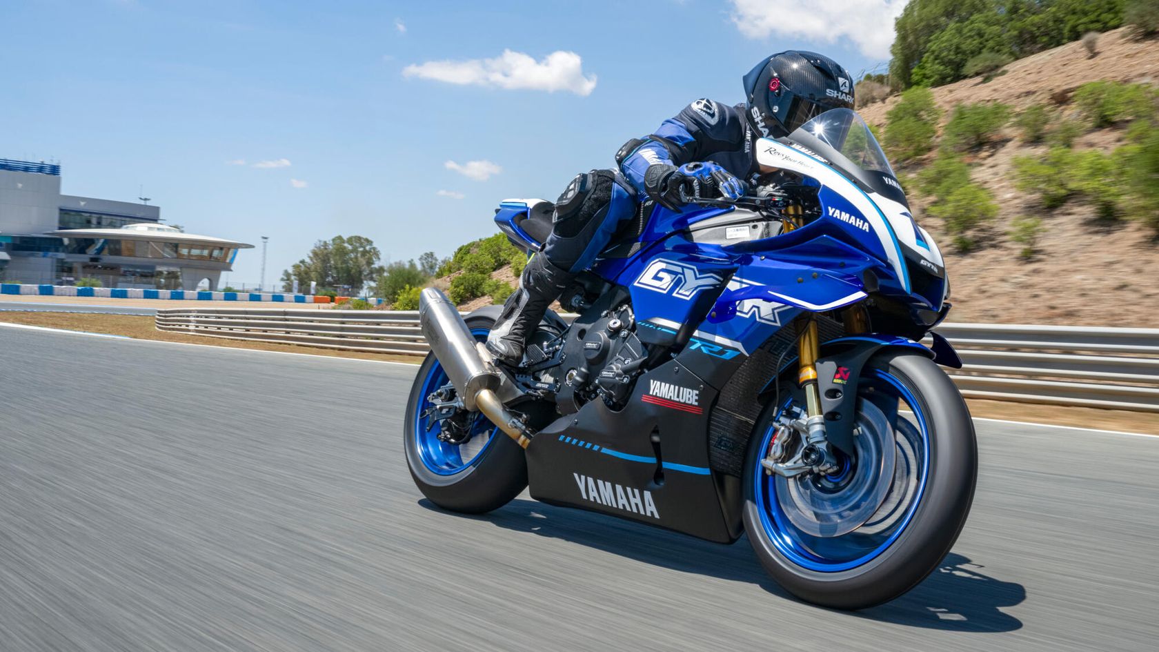 Yamaha R1 GYTR 2025 sur circuit