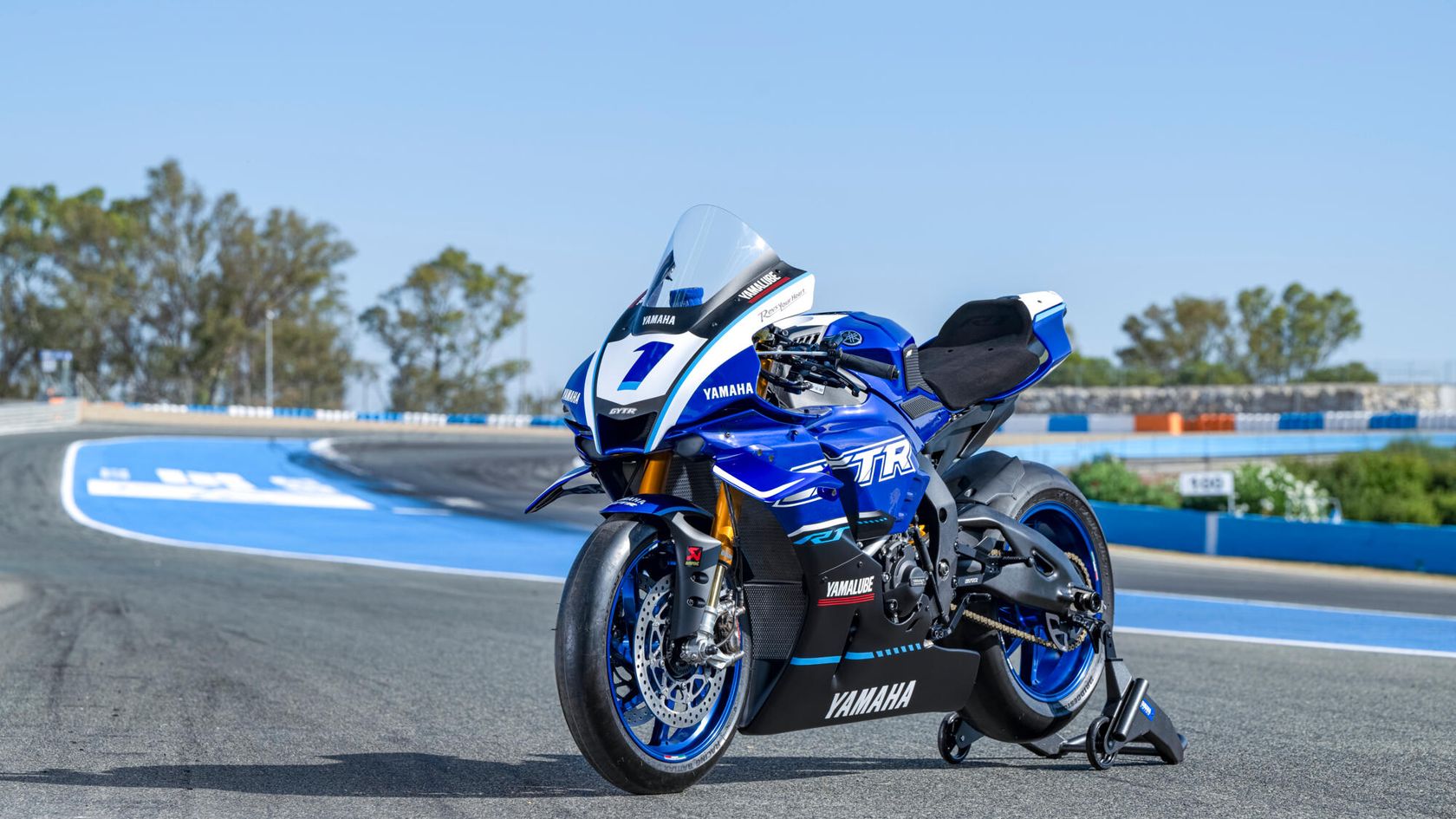 Yamaha R1 GYTR 2025 équipée des accessoires Yamaha Racing