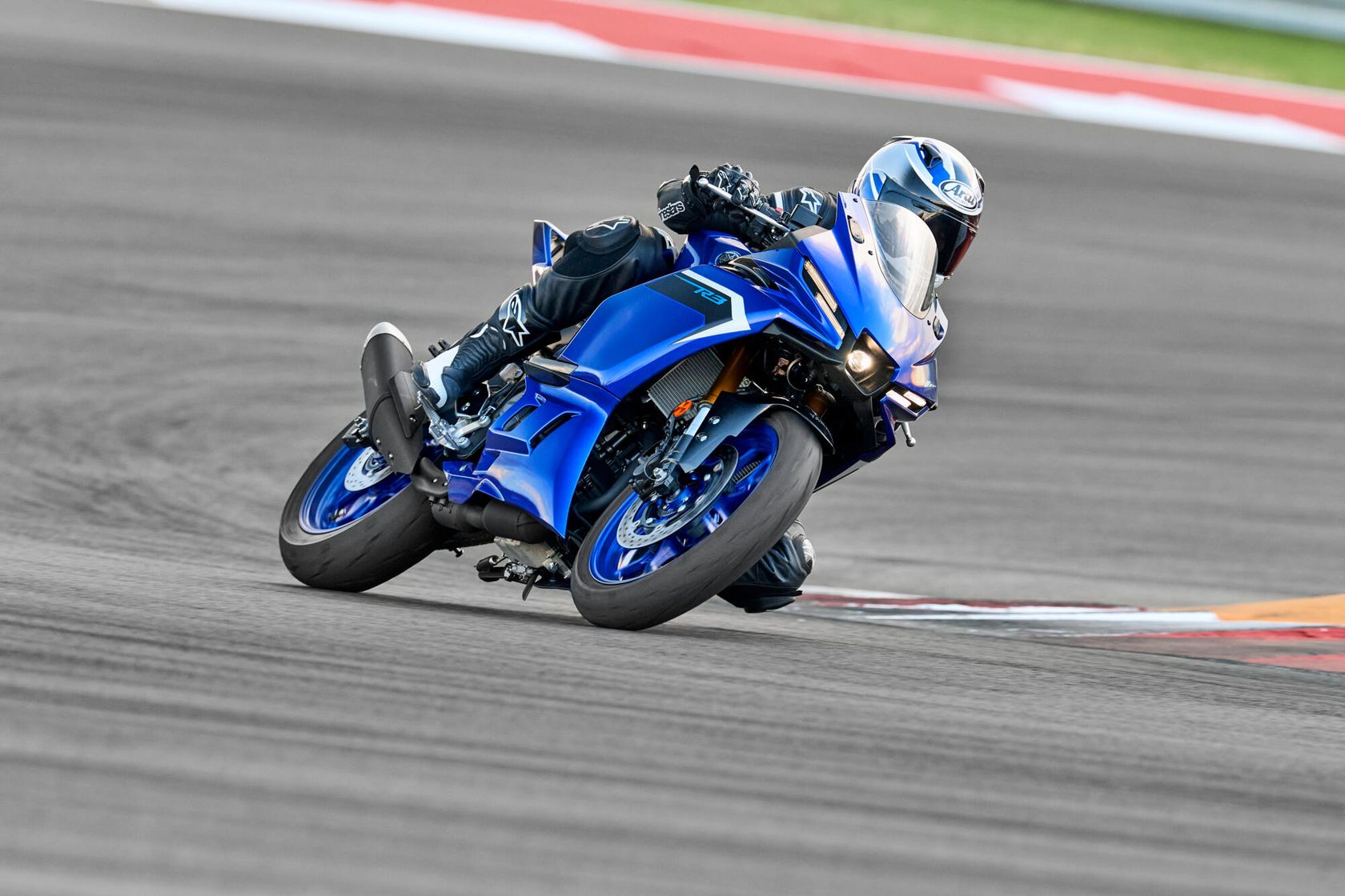 Yamaha R3 2025 en action