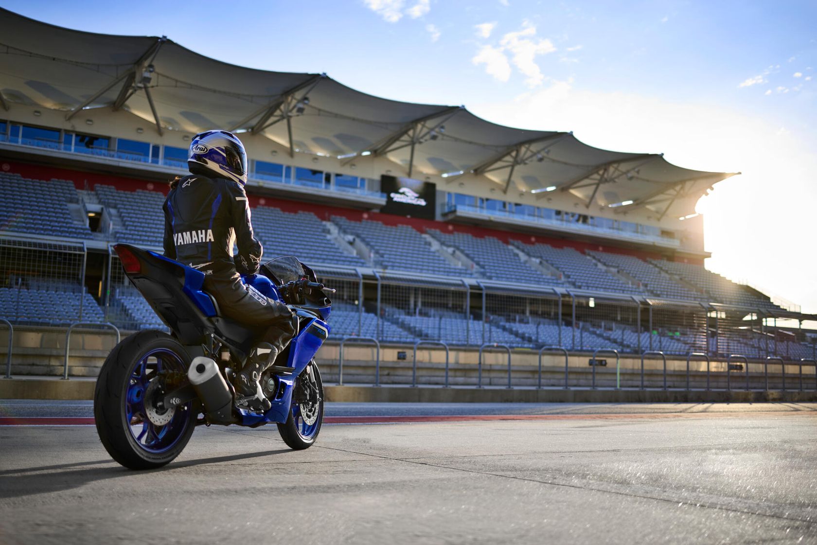 Yamaha R3 2025 vue arrière