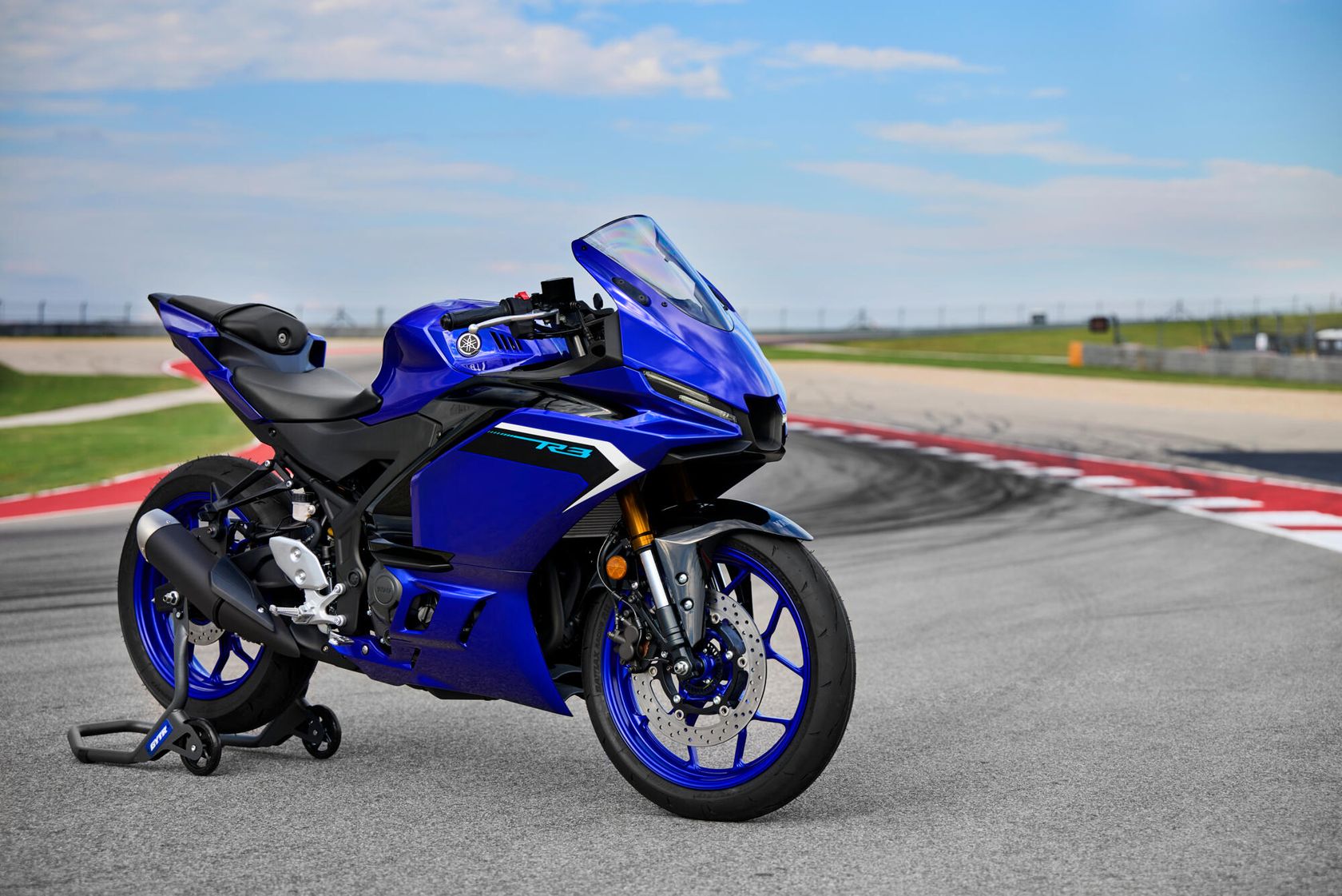 Yamaha R3 2025 en statique