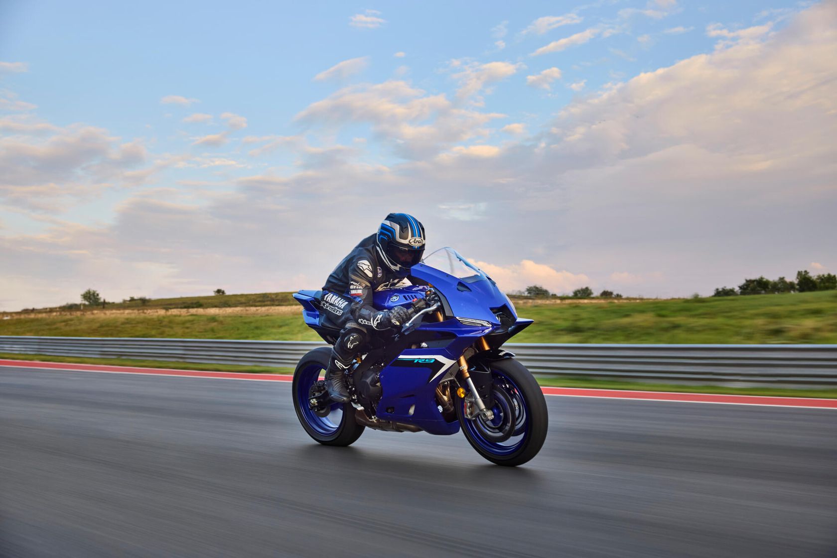 Yamaha R9 2025 vue avant droit