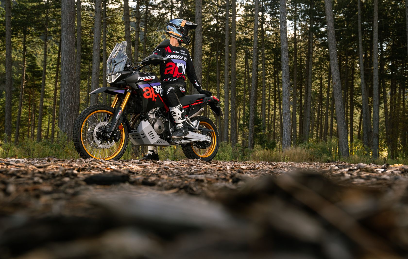 Aprilia Tuareg Rally 2025 en forêt