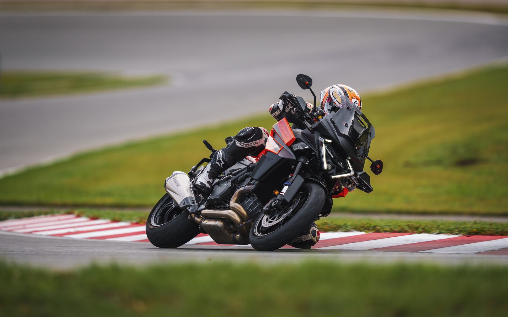 KTM 1390 Super Duke GT 2025 en action