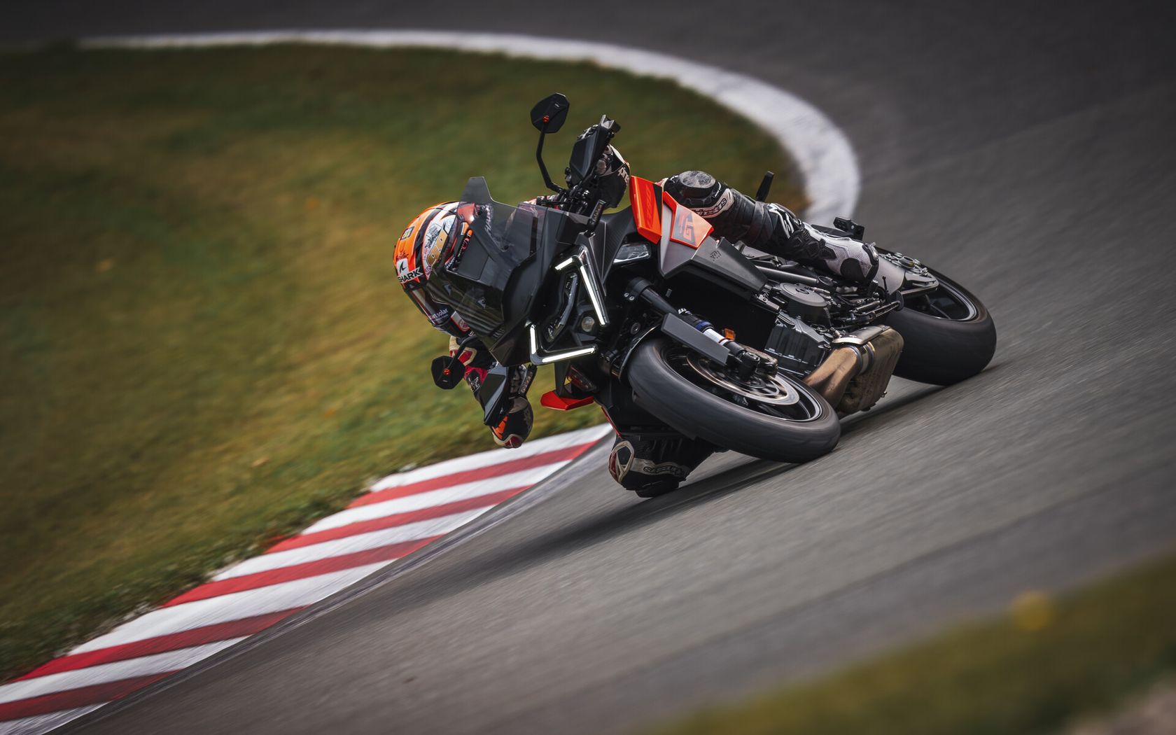 KTM 1390 Super Duke GT 2025 sur l'angle