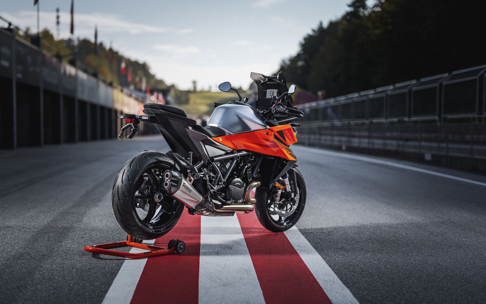 KTM 1390 Super Duke GT 2025 vue arrière droit