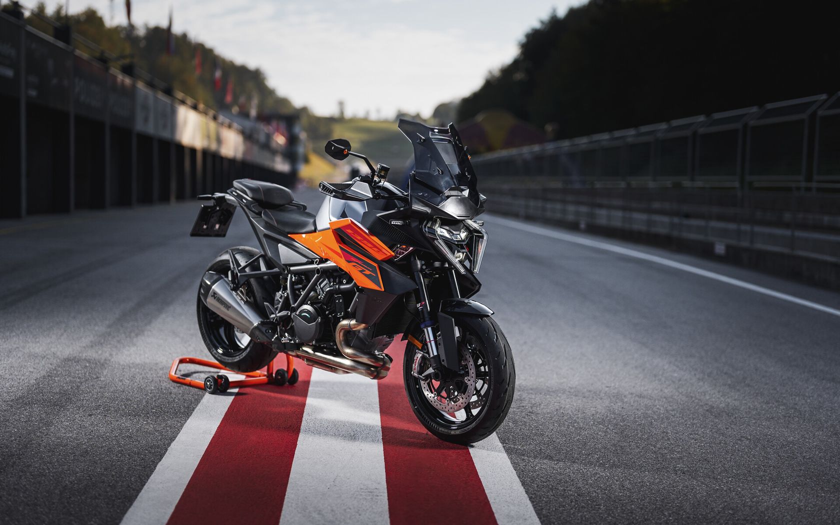 KTM 1390 Super Duke GT 2025 vue avant droit