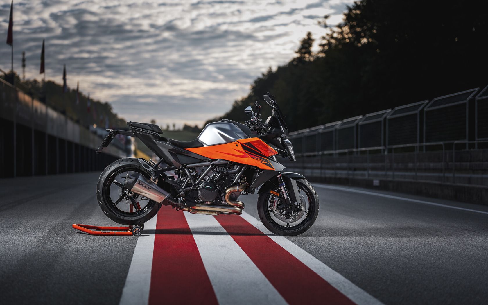 KTM 1390 Super Duke GT 2025 de profil