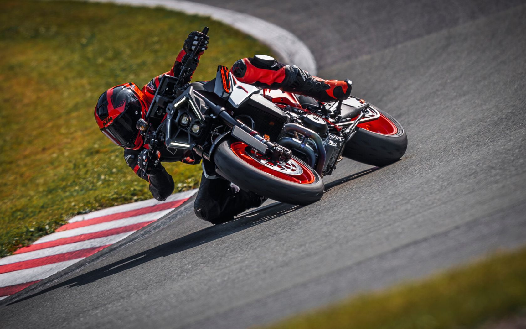 KTM 990 Duke R 2025 sur circuit