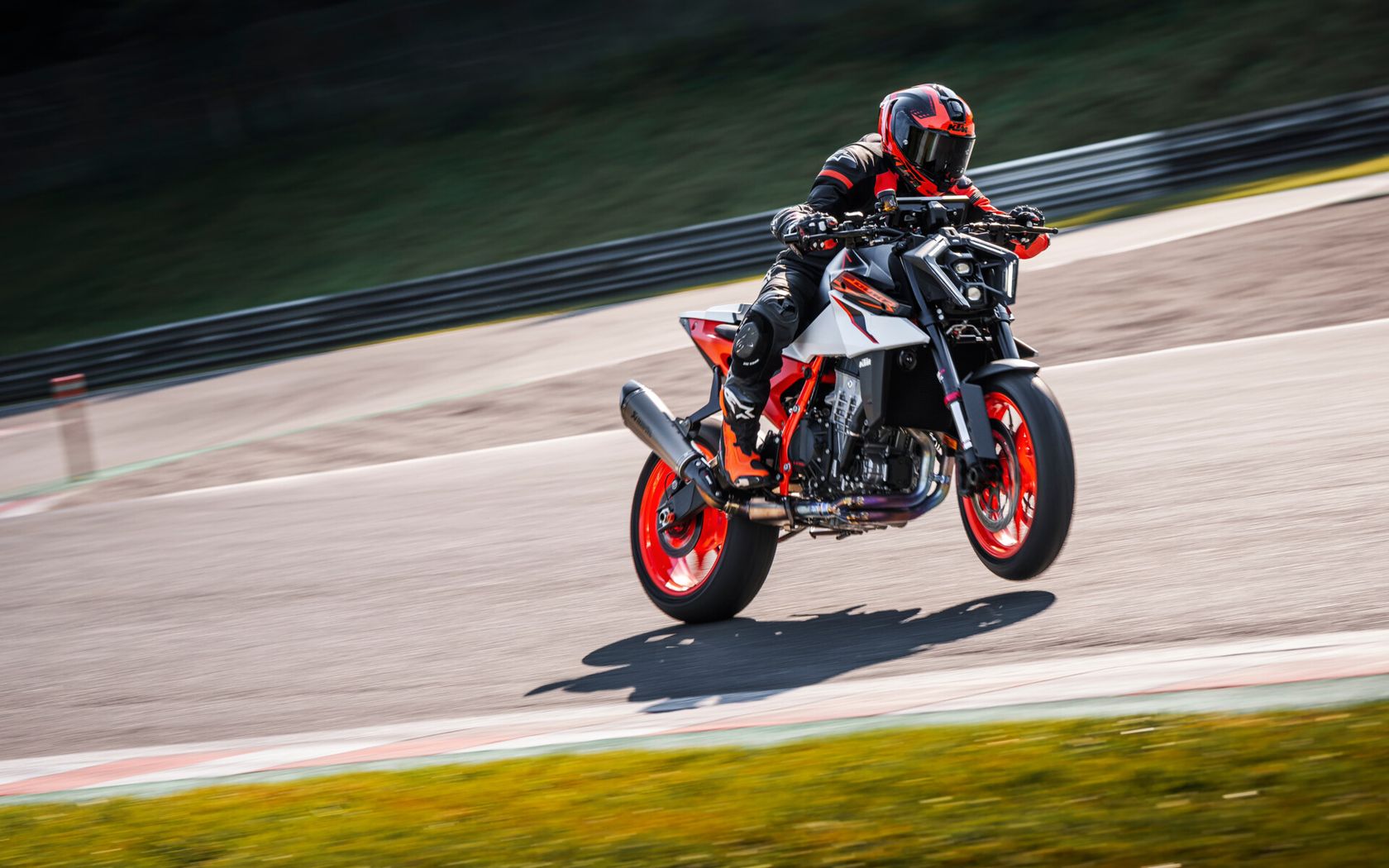 KTM 990 Duke R 2025 en wheeling