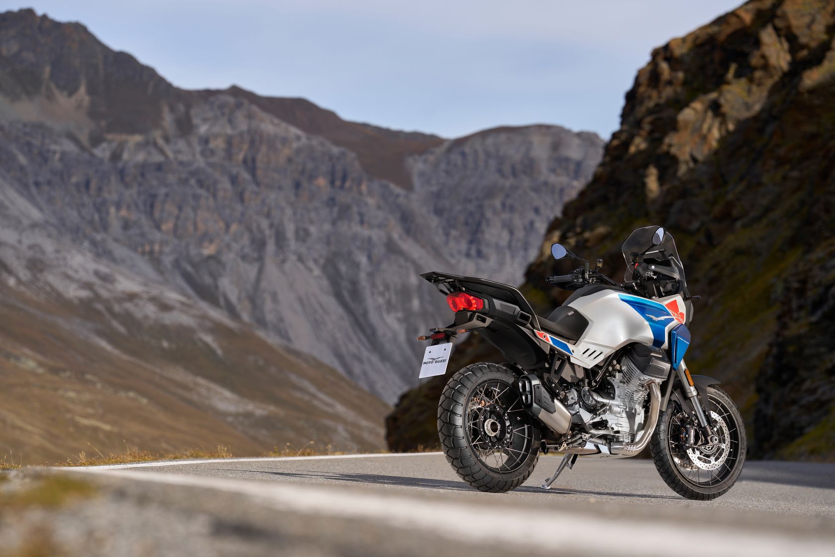 Moto Guzzi Stelvio Duecento Tributo 2025 vue arrière droit