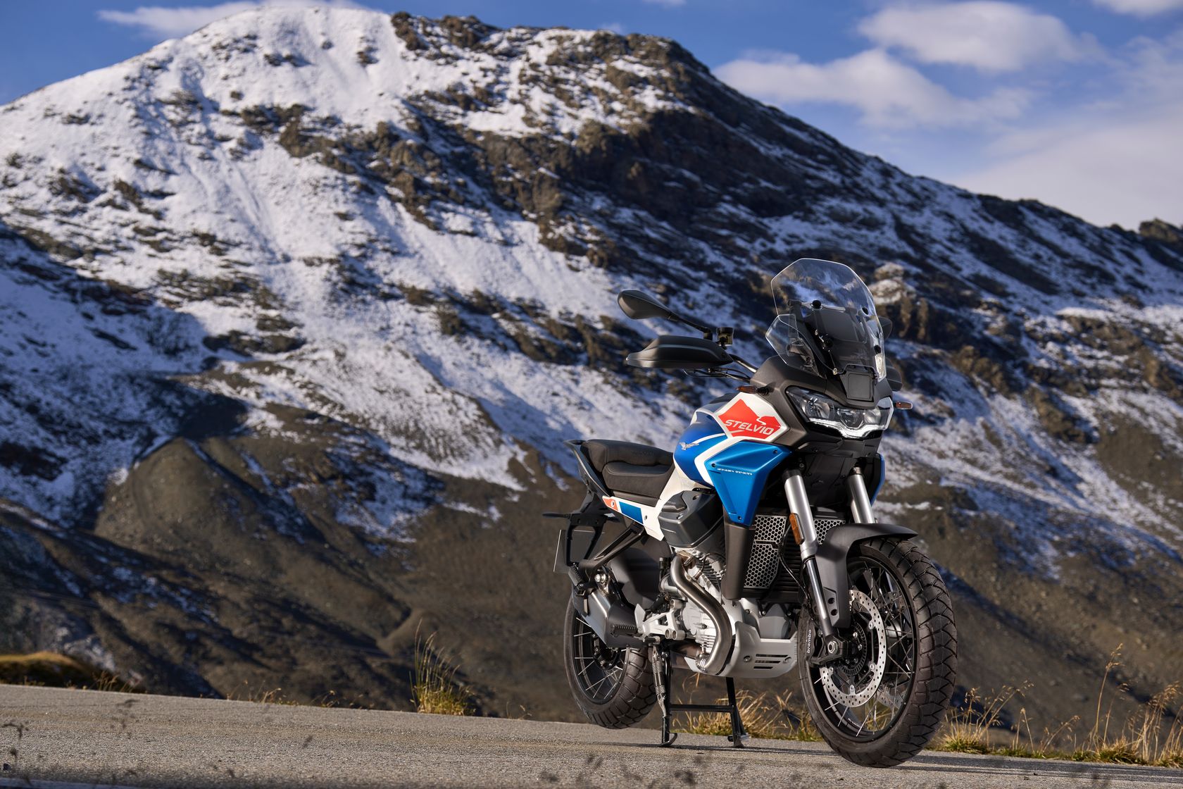 Moto Guzzi Stelvio Duecento Tributo 2025 en montagne