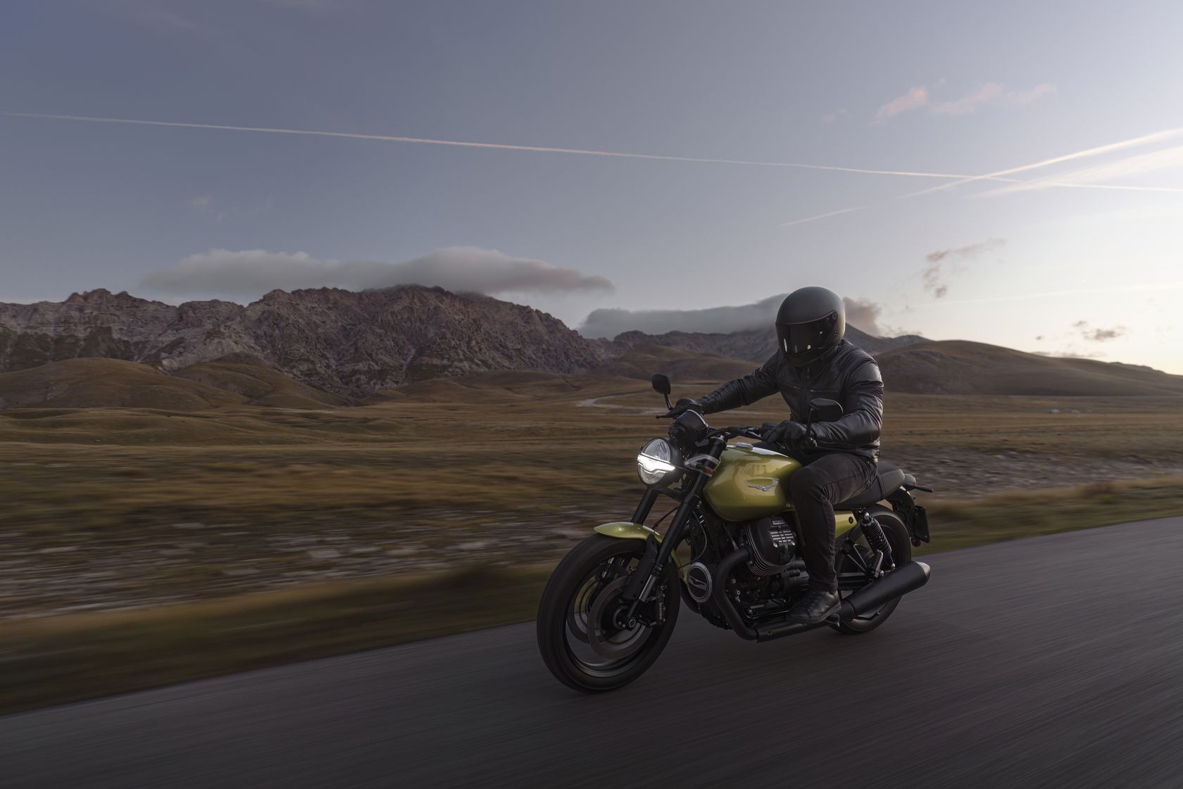 Moto-Guzzi V7 Sport 2025 en action