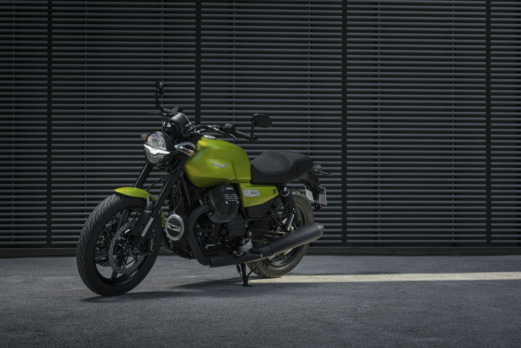 Moto-Guzzi V7 Sport 2025 vue avant gauche