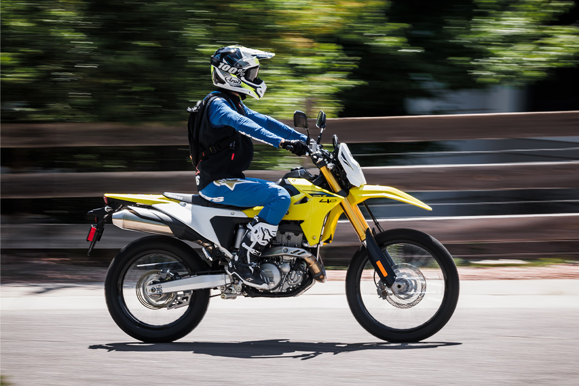 Suzuki DR-Z4S 2025 sur route