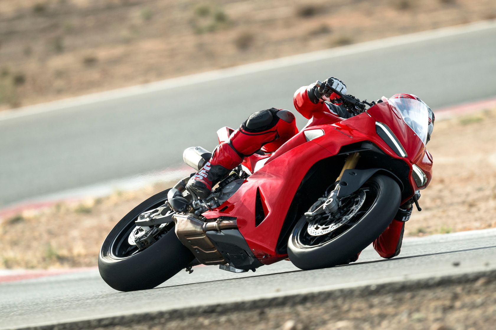 Ducati Panigale V2S 2025 en action