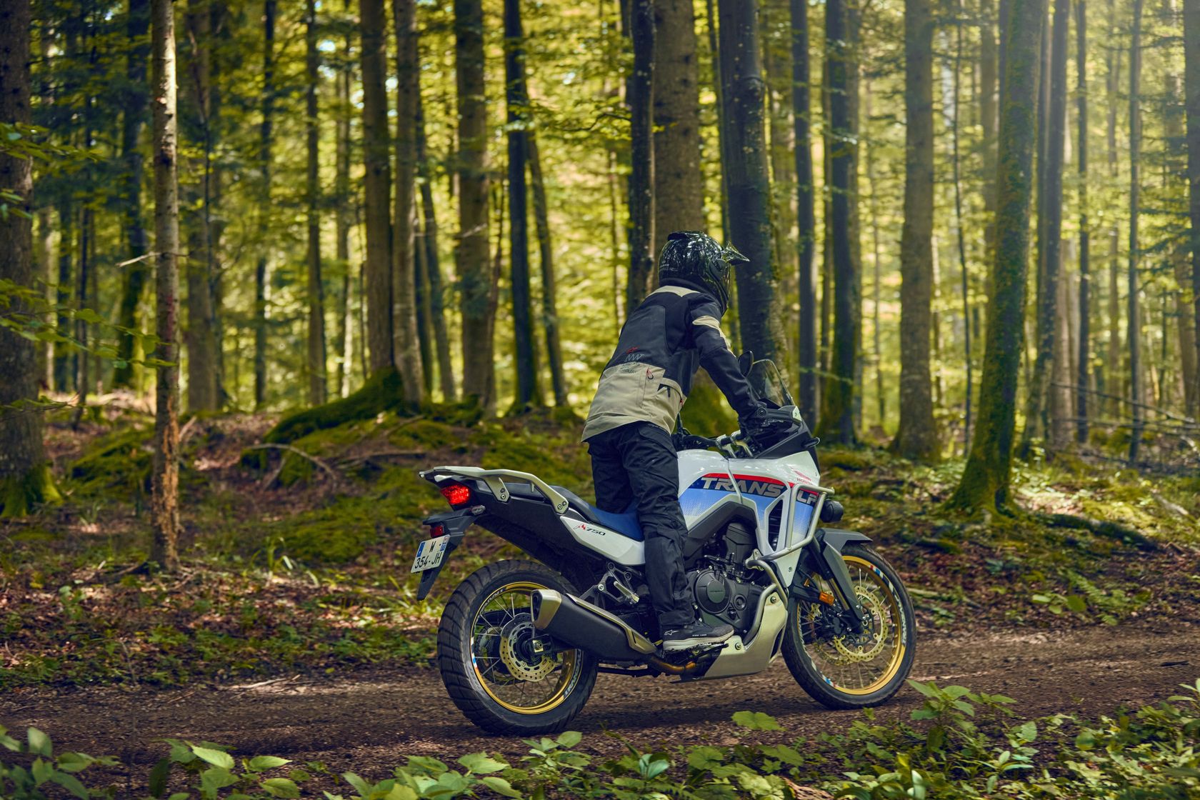 Honda 750 Transalp 2025 en position debout