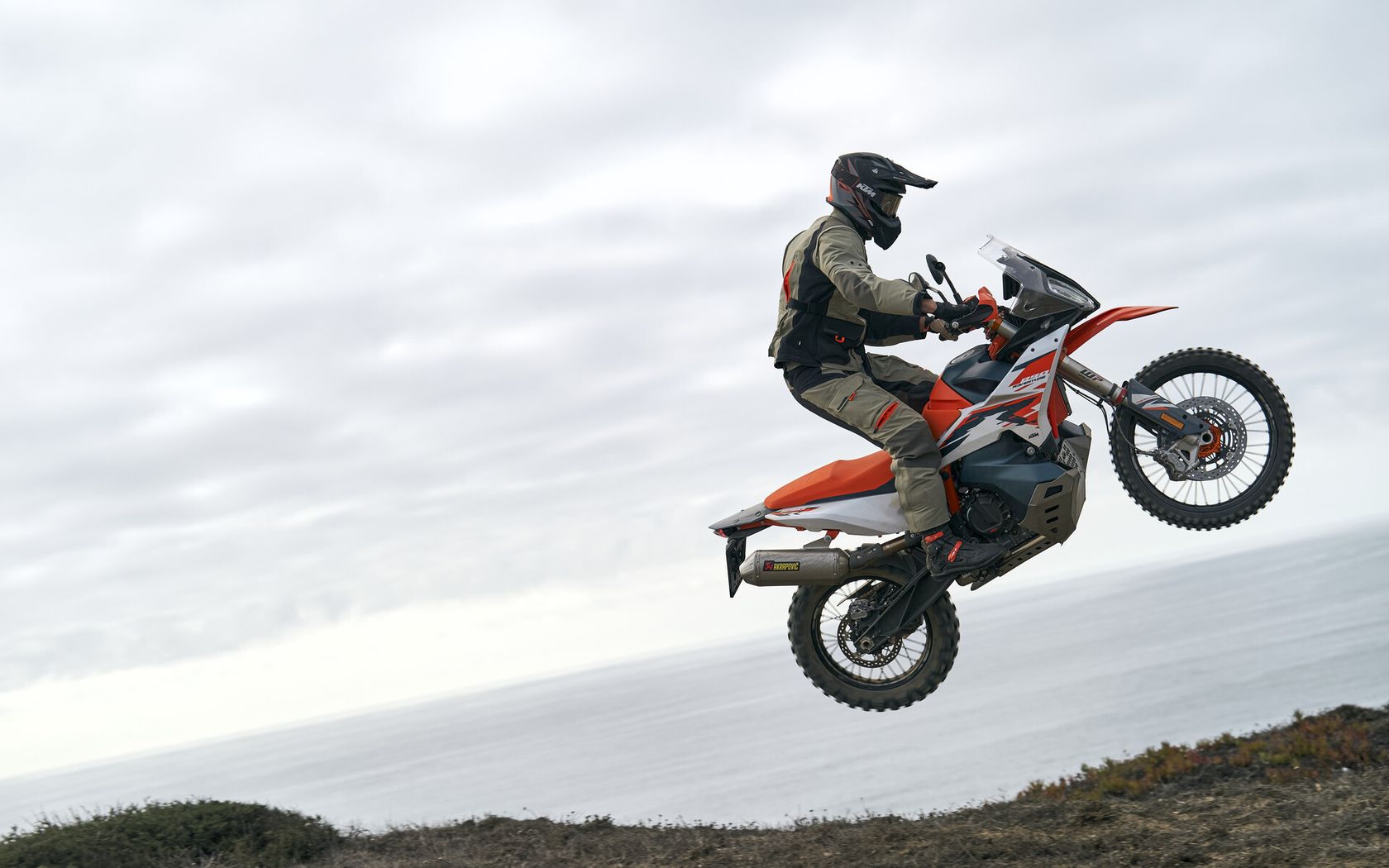 KTM 890 Adventure R 2025 en saut