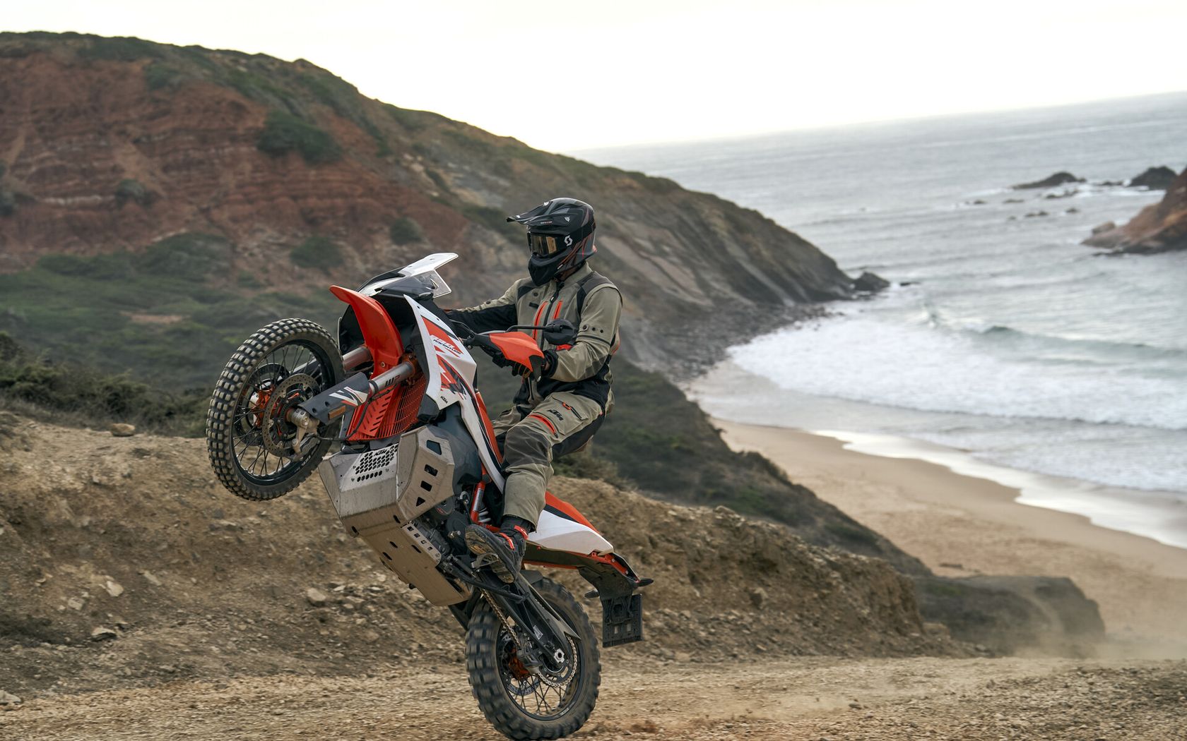 KTM 890 Adventure R 2025 en wheeling