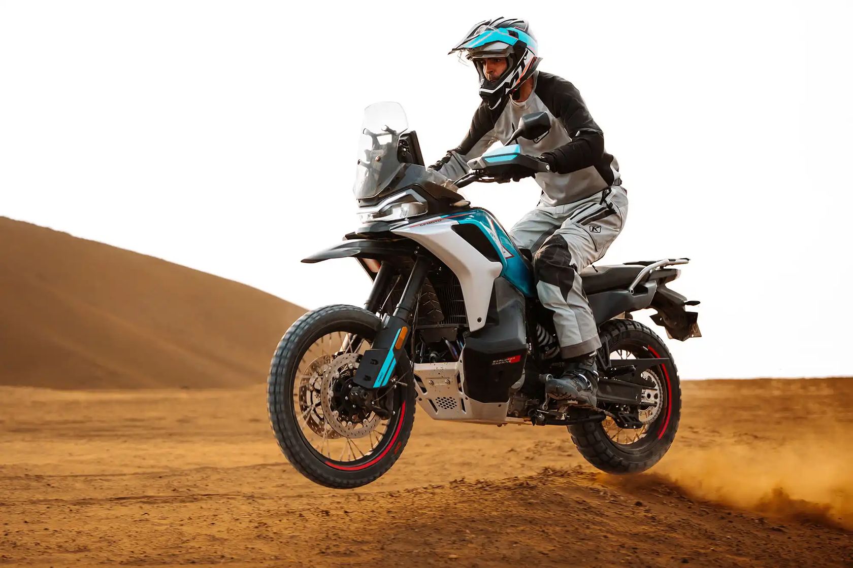 Saut en CFMoto 800MT-X 2025
