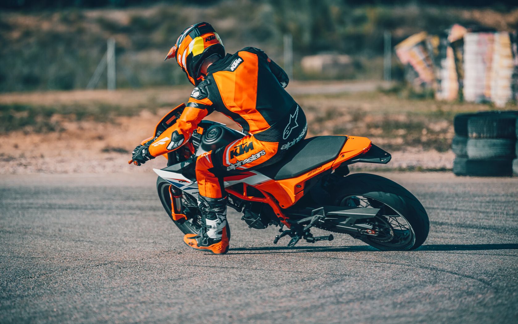 KTM 390 SMC R 2025 vue arrière gauche