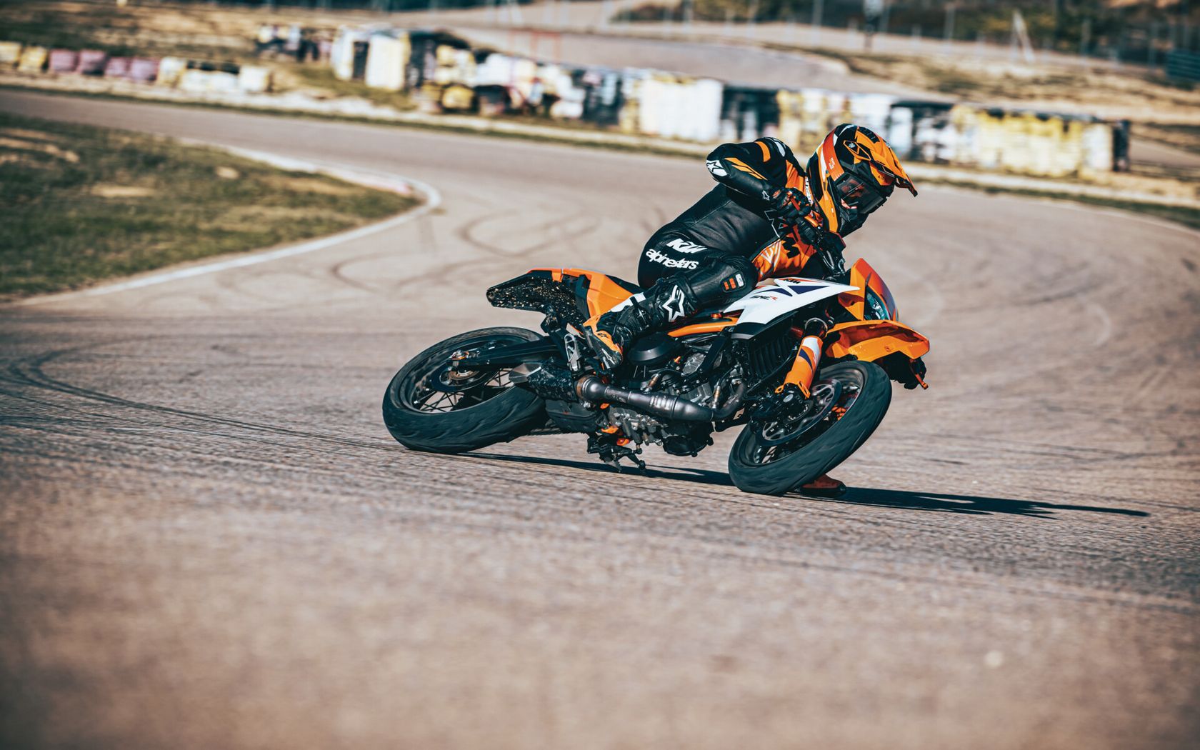 KTM 390 SMC R 2025 en glisse