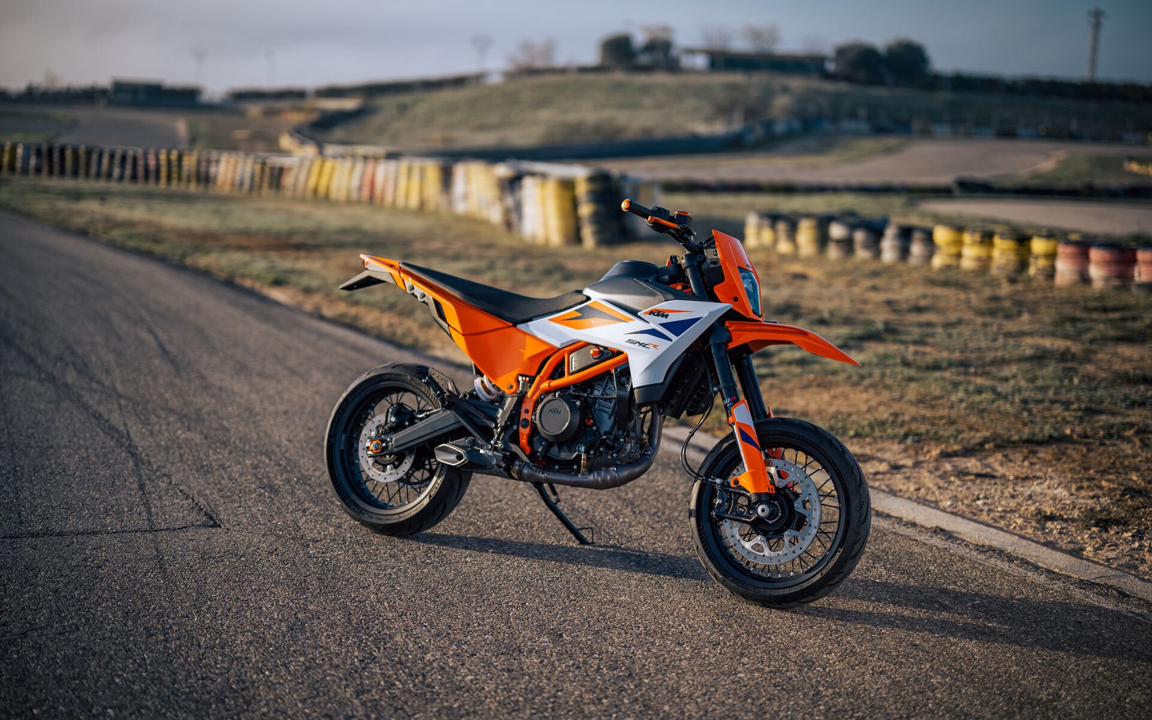 KTM 390 SMC R 2025 vue de profil