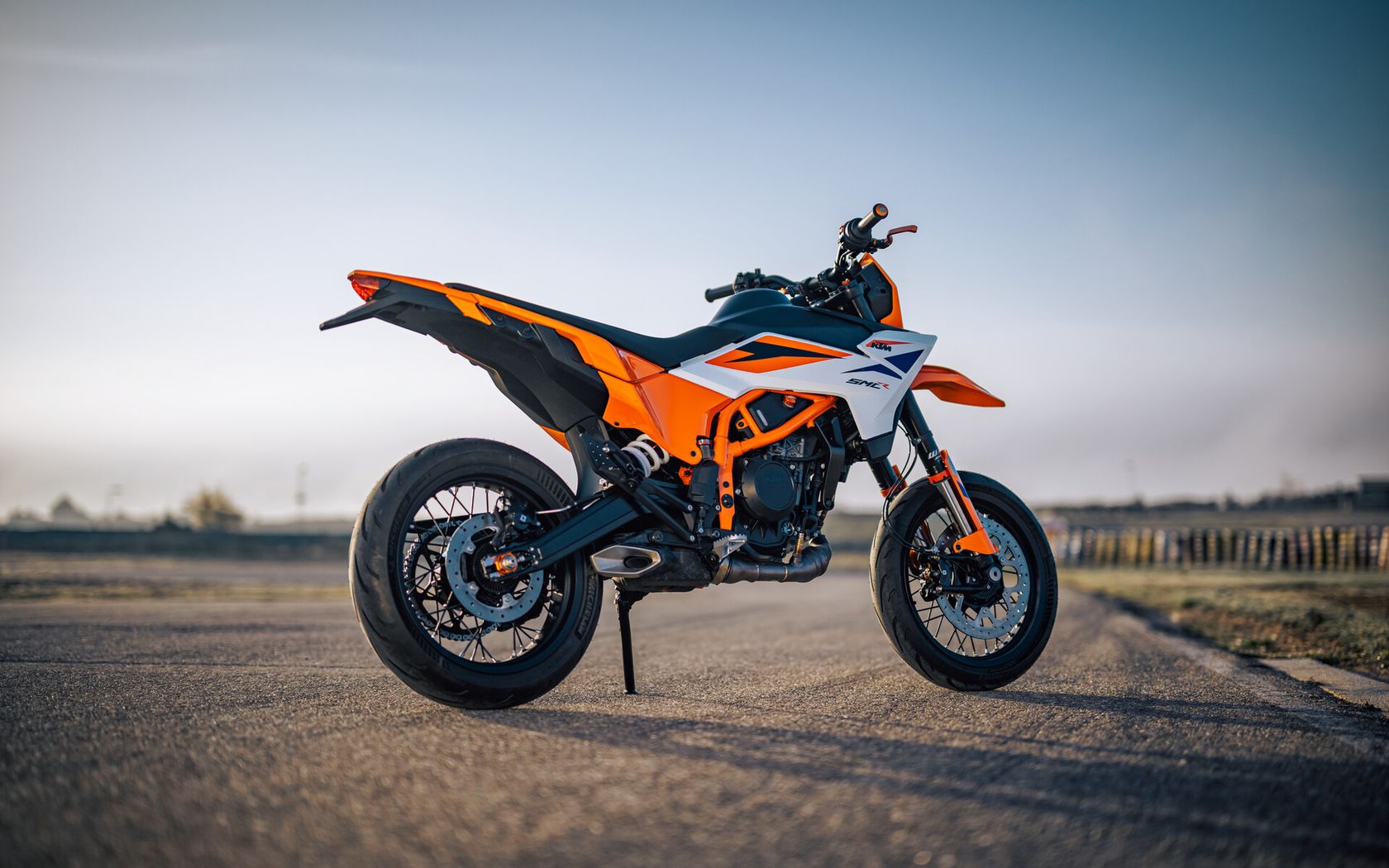 KTM 390 SMC R 2025 en statique