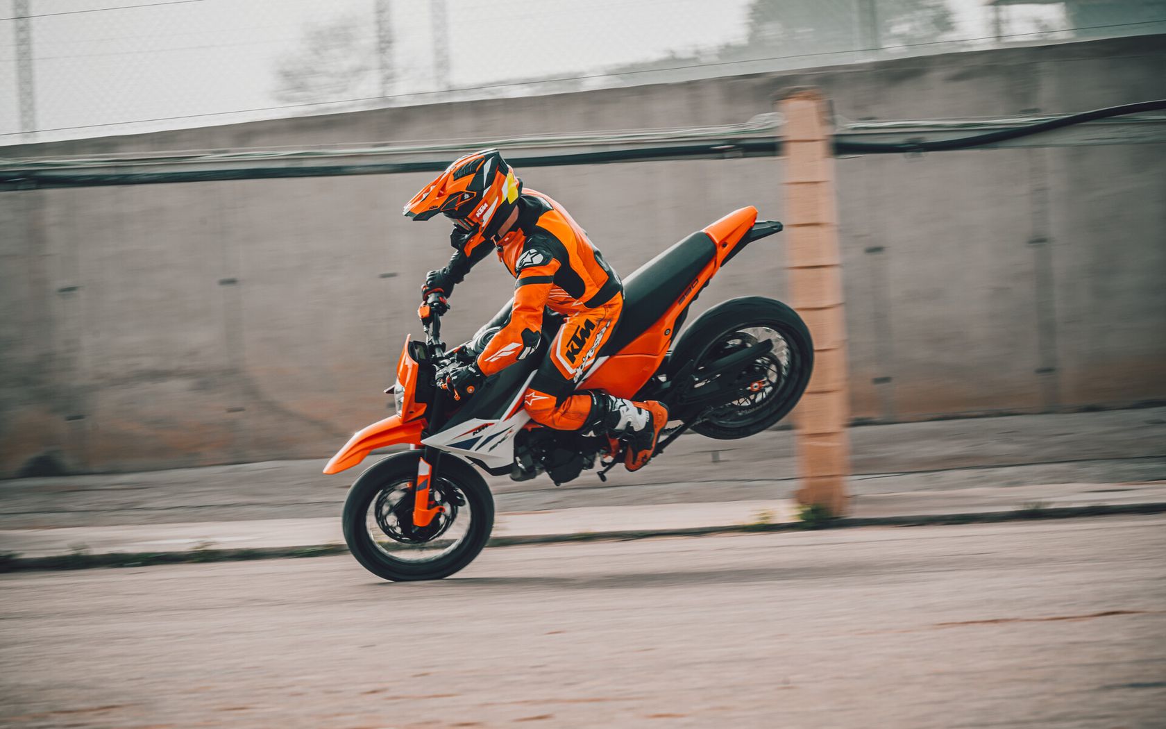 KTM 390 SMC R 2025 en stoppie