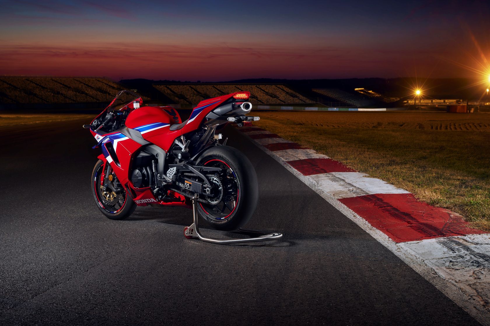 Honda CBR600RR 2025 vue arrière gauche