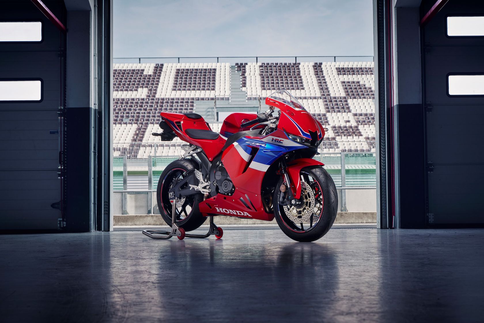 Honda CBR600RR 2025 vue avant droit